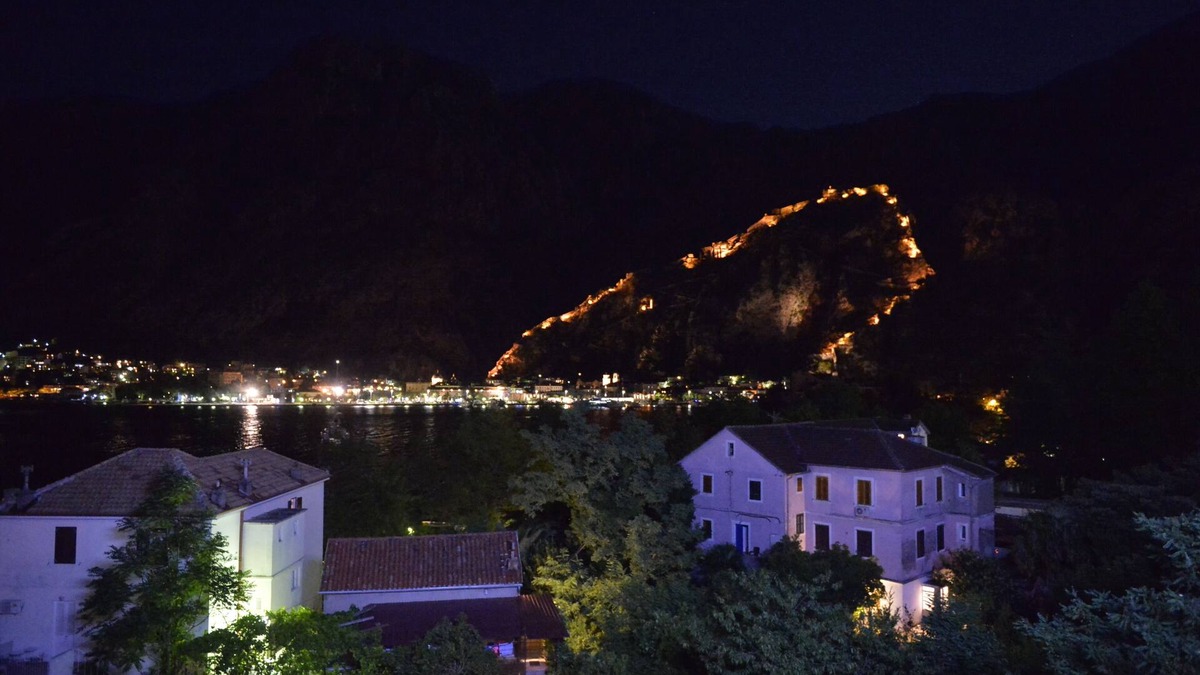 Skaljari Apartment | Modern, spacious apartment near the Old town with a beautiful view