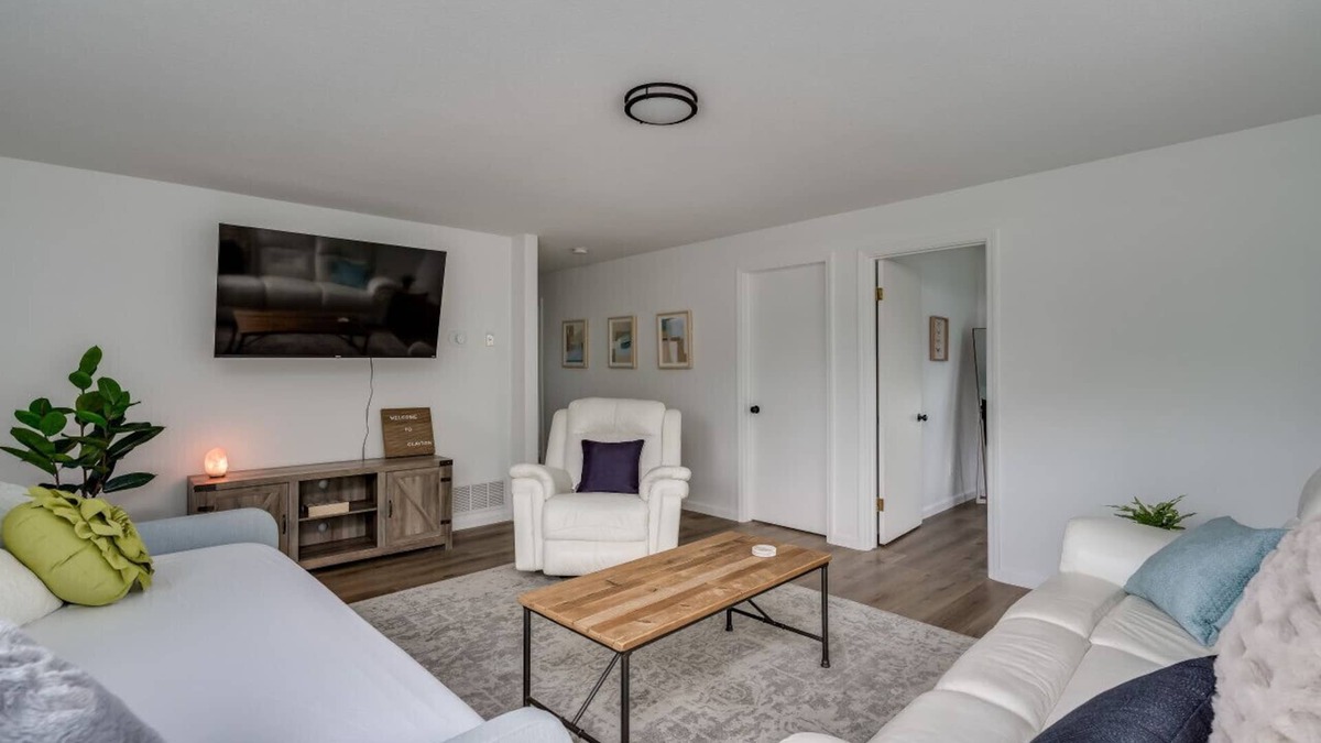 Clayton Apartment | Modern & Spacious Clayton Apt - Near Water & Shops
