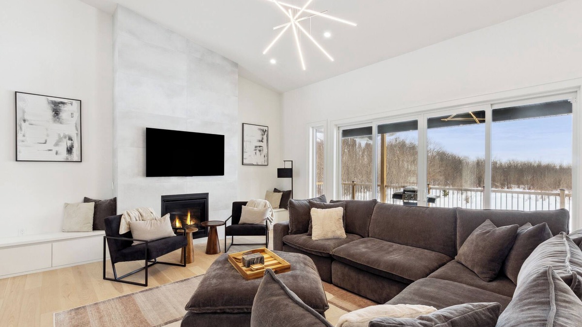 Georgian Bluffs House | Modern & Spacious Cobble Beach Golf Retreat