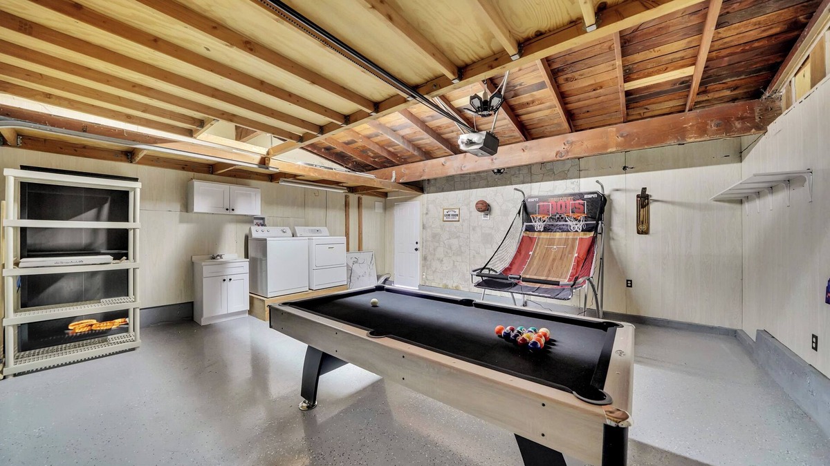 Northwest Anaheim House | Modern Spacious Disney Arcade Pool House