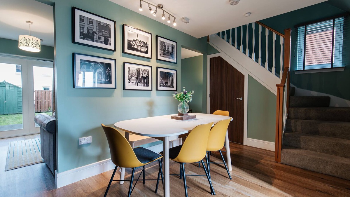Polmadie House | Modern Spacious Family Home. Short walk to City Centre