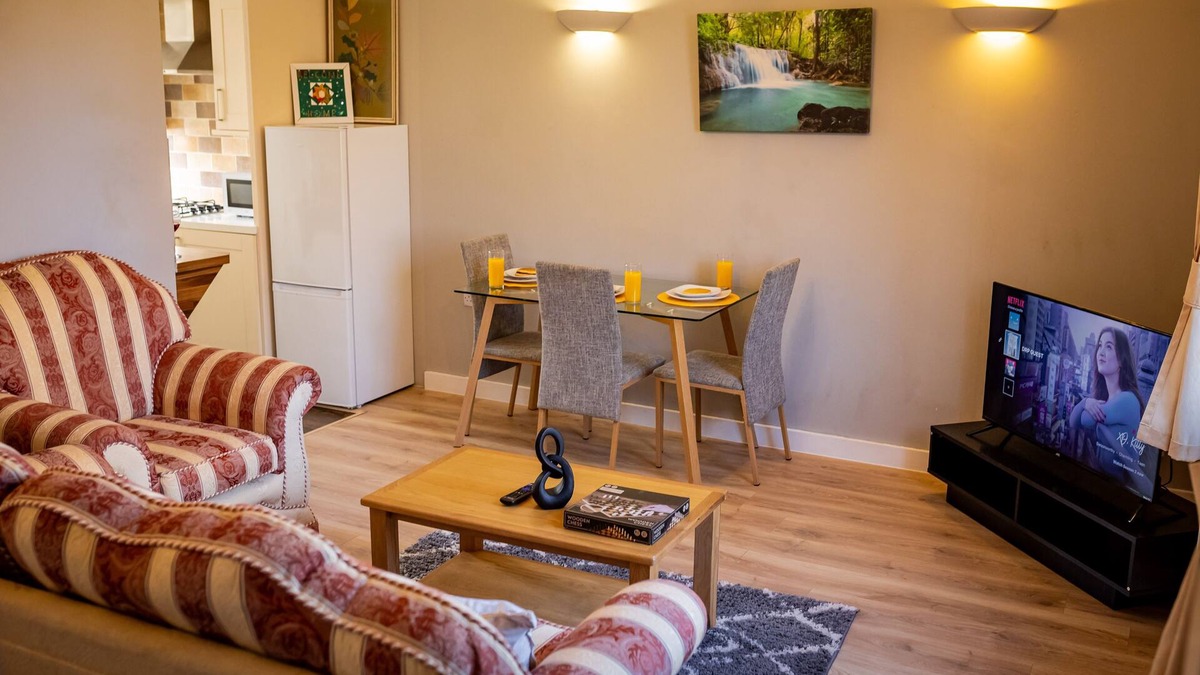 Wolverhampton Apartment | Modern Spacious 2 Bed Apartment Wolverhampton with Free Secure Parking