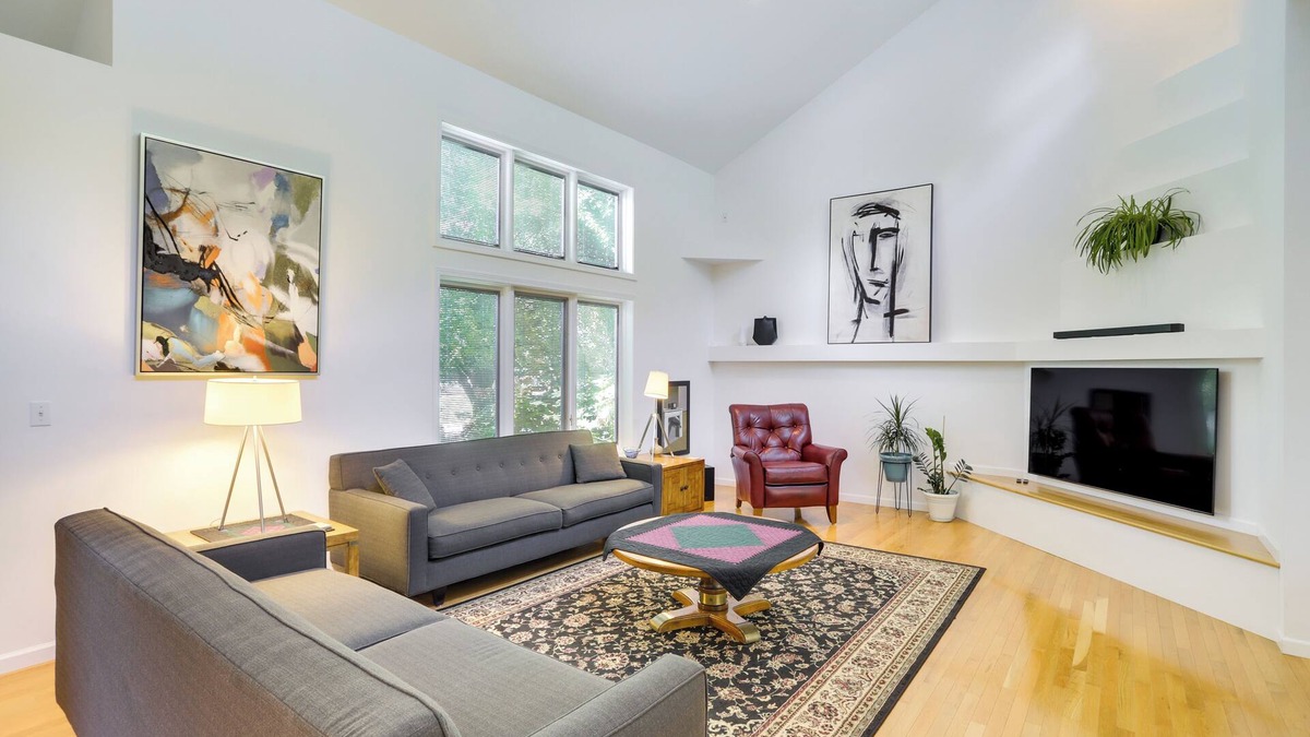 Granger House | Modern & Spacious Home - 6 Mi to Dtwn South Bend