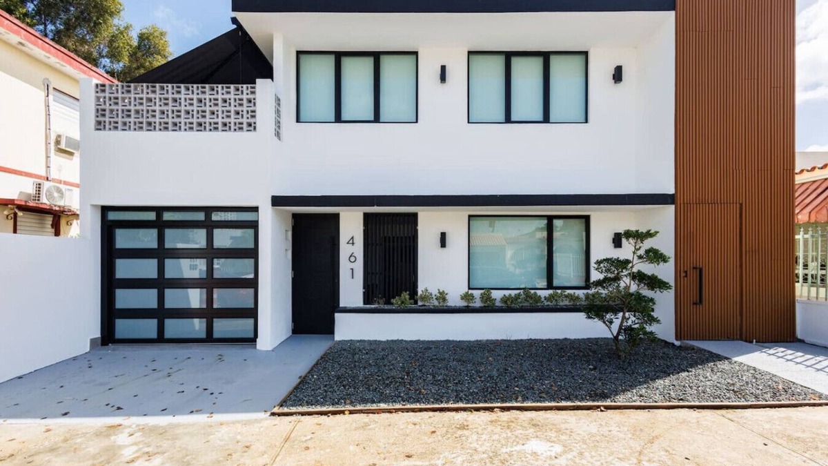 Eleanor Roosevelt House | Modern & Spacious Retreat in Hato Rey | Sleeps 16+