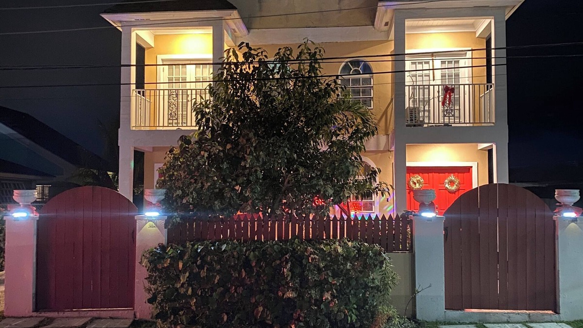 Gambier House | Modern & Spacious Townhouse near Beaches, Airport, Grocery Stores & Resataurants