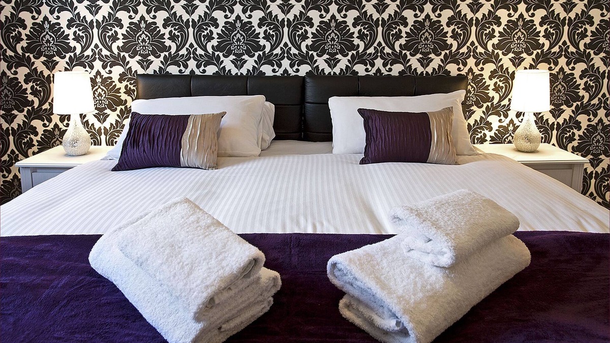 Gifford Apartment | MODERN, SPECIOUS, CENTRAL LOCATION, 3 BEDROOMS , 2 BATHROOMS , FREE CAR PAR
