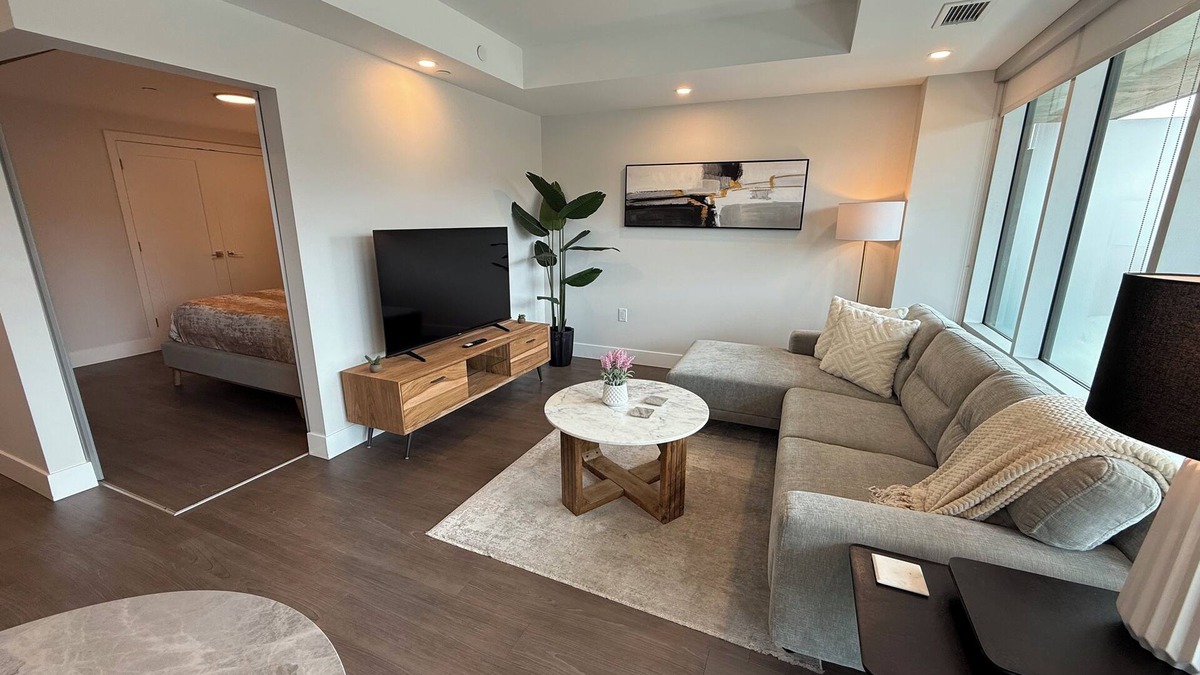 Downtown Halifax Apartment | Modern & spotless, 1 Bedroom Downtown Halifax with 6 appliancs