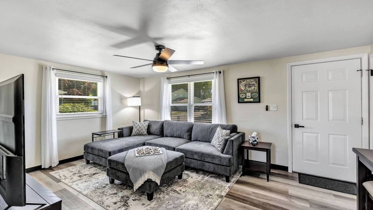 Green Bay House | Modern Stadium Home- Walking Distance to Lambeau