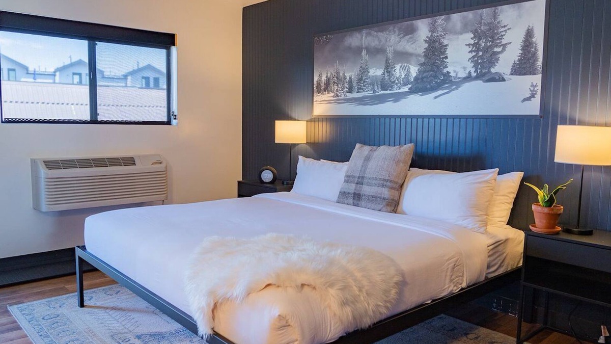 Winter Park Hotel | Modern Stay Near Downtown Winter Park with Hot Tubs & Gym Access