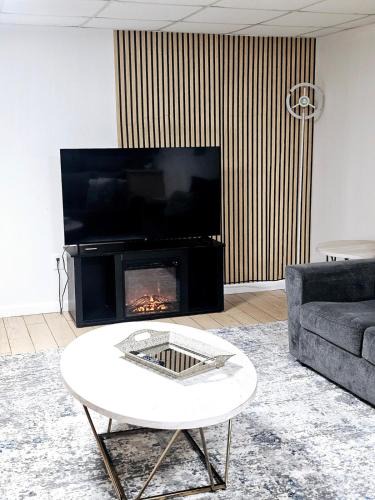 Douglasville Apartment | Modern Stay with Hot tub