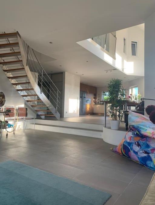 Vastra Frolunda Villa | Modern stor villa nära havet och 10 min till city