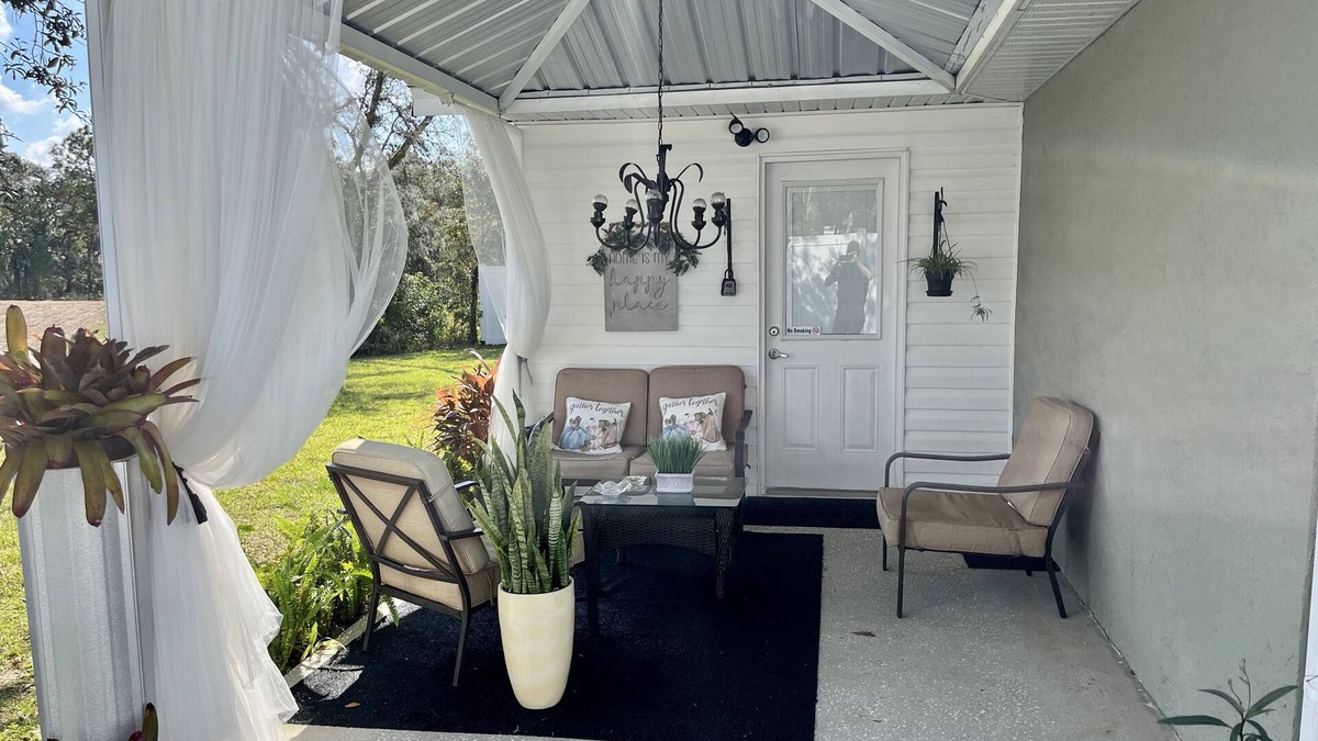 Spring Hill Apartment | Modern studio apartment with covered outside seating area