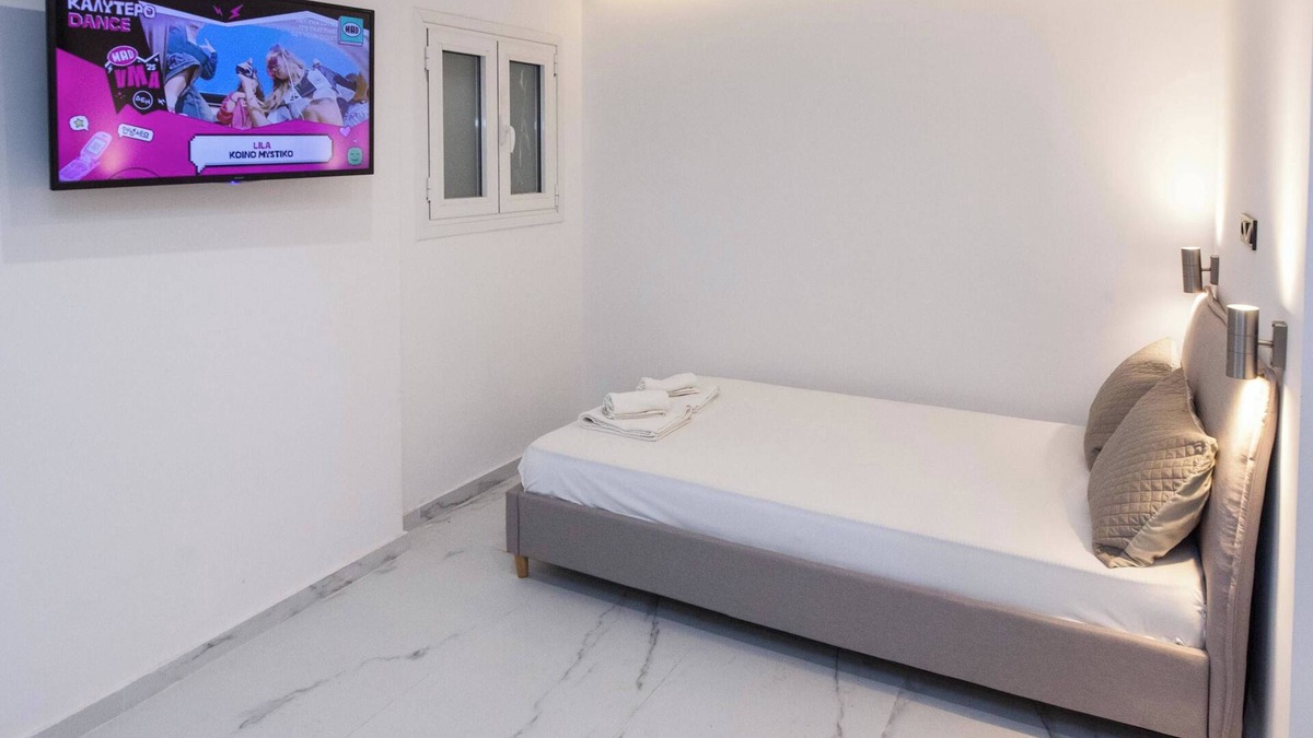 Platia Viktorias Apartment | Modern Studio by ASOE with Relaxing Bathtub