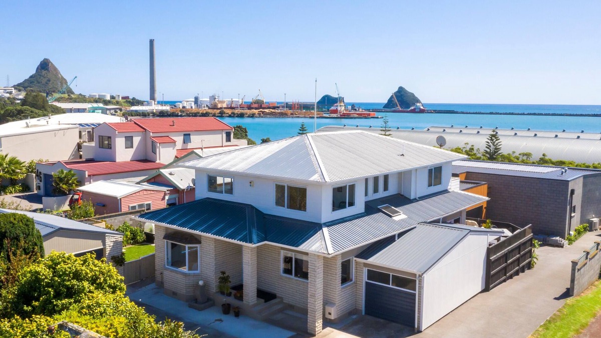 New Plymouth Apartment | Modern Studio, close to Beach and Port