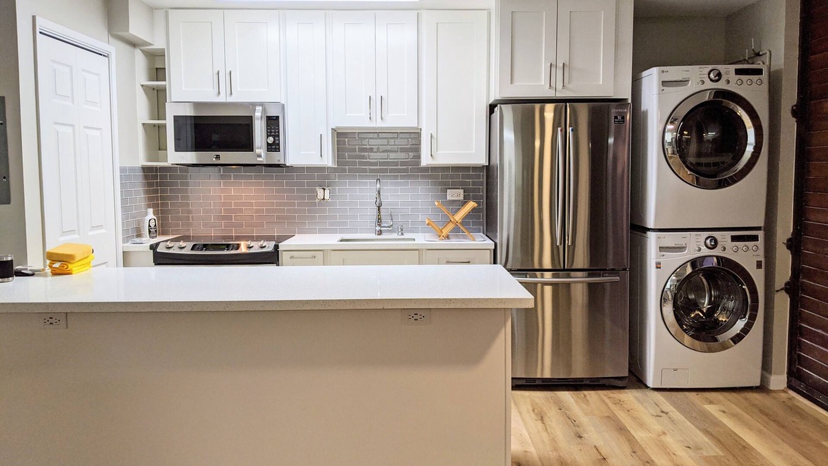 Makiki Apartment | Modern Studio - Comforts at Camelot