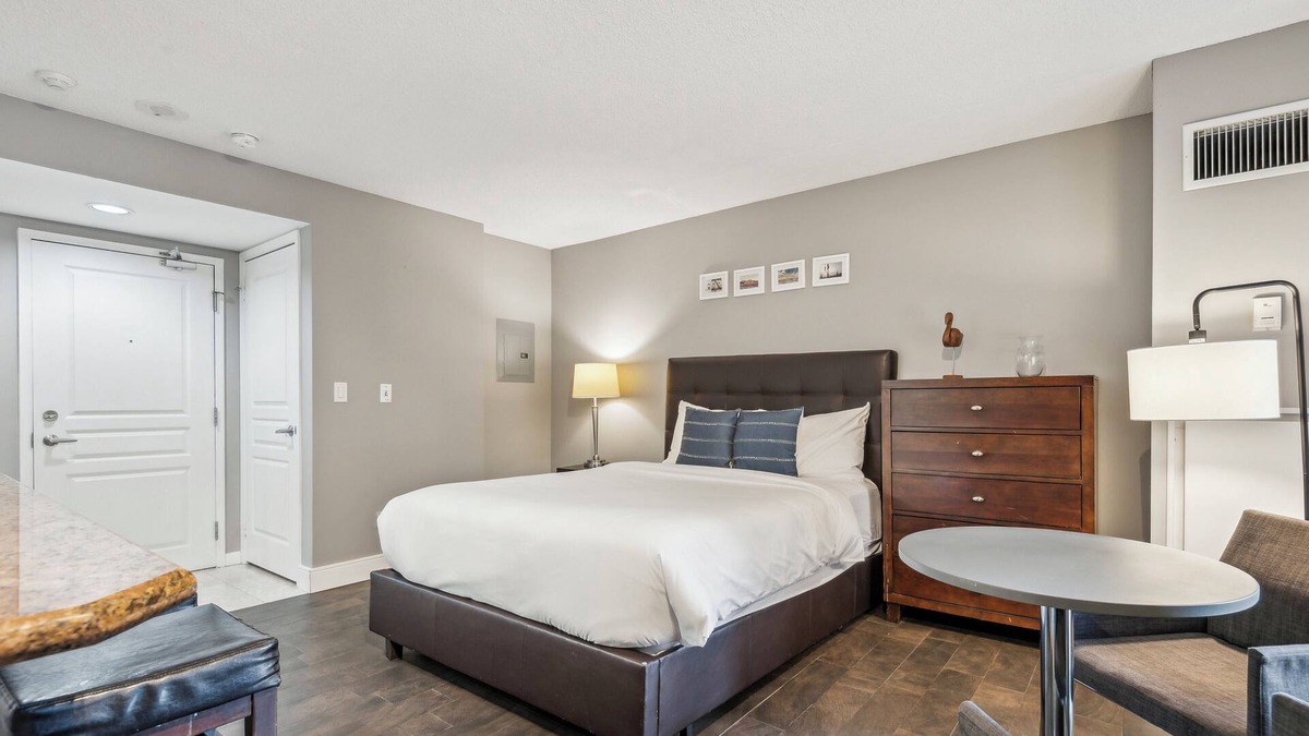 Downtown Toronto Apartment | Modern Studio Condo DT Toronto