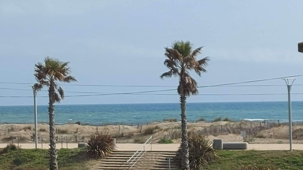 Marseillan Plage Apartment | Modern studio, close to beach and shops, sunny terrace