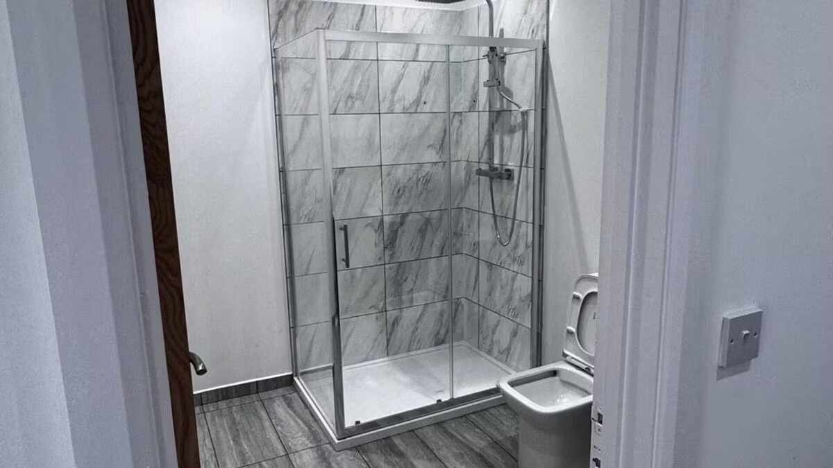 Rushden Apartment | Modern Studio, Free Parking!
