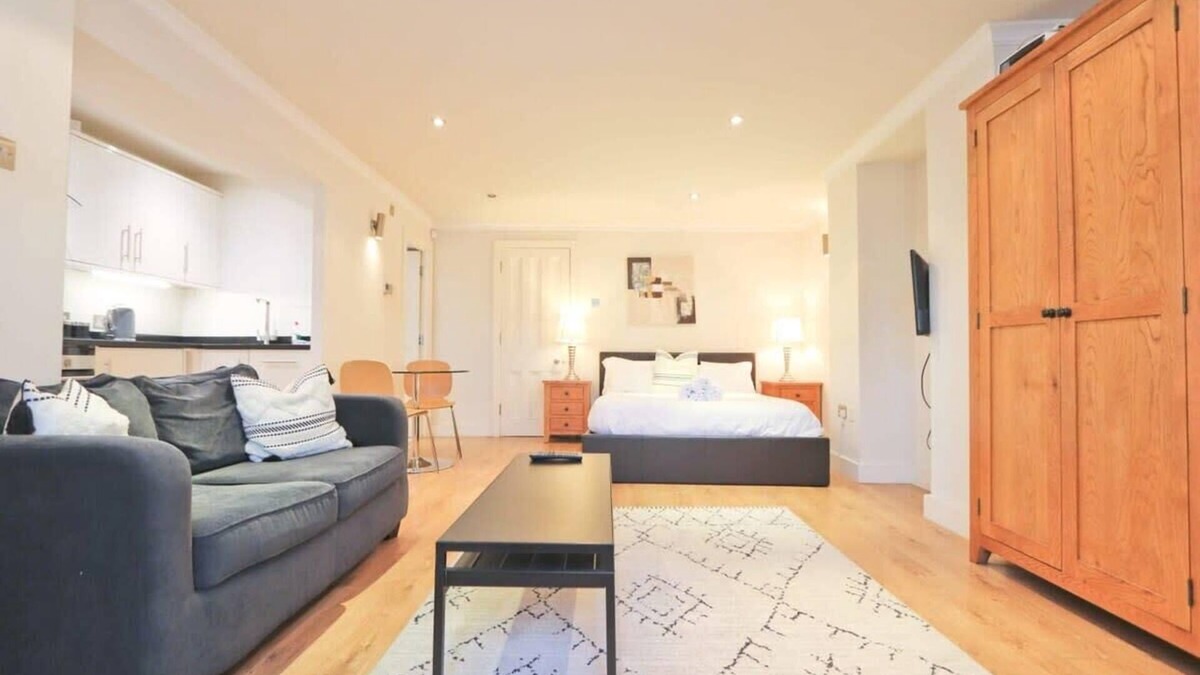 Clifton Apartment | Modern Studio in Desirable Clifton Area