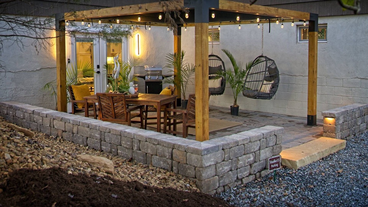 Landrum Apartment | Modern Studio near Downtown & TIEC ~ Magical Patio