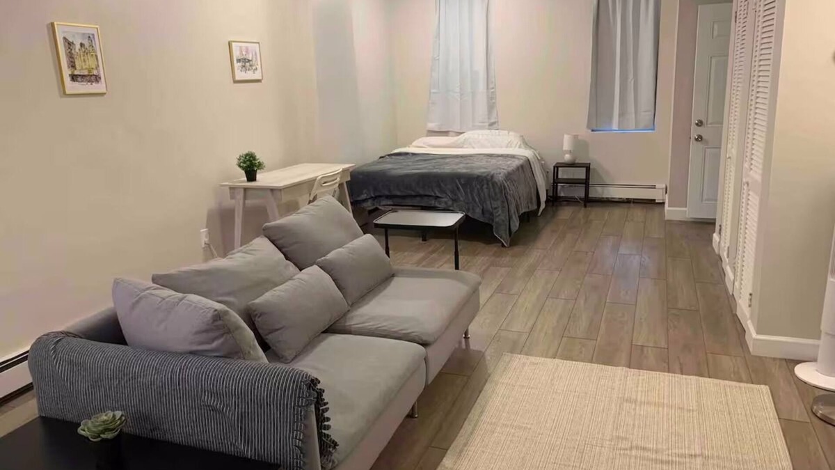 West Side Apartment | modern studio oasis 25min to NYC