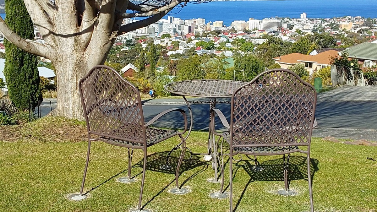West Hobart Apartment | Modern studio walking distance to Hobart and Mt Knocklofty