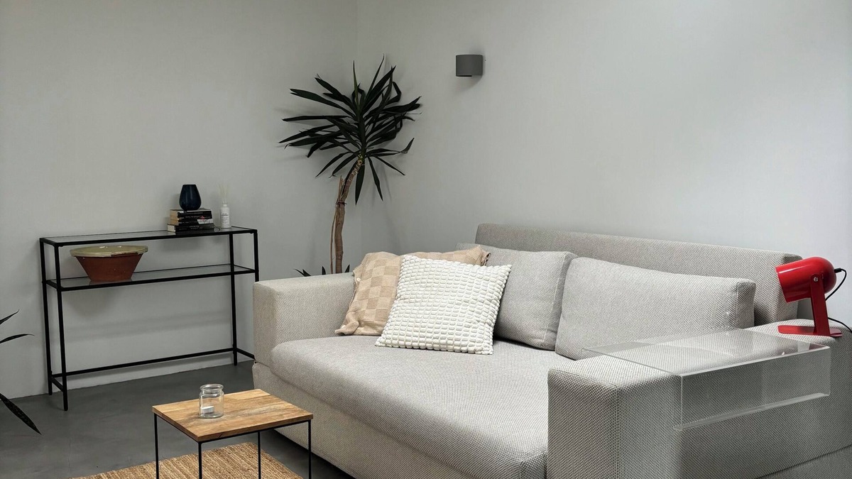Unterrath Apartment | Modern studio with en-suite bathroom & top connections