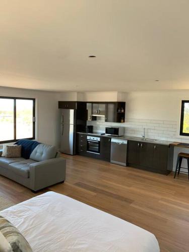 Guyra Apartment | Modern studio with fabulous views