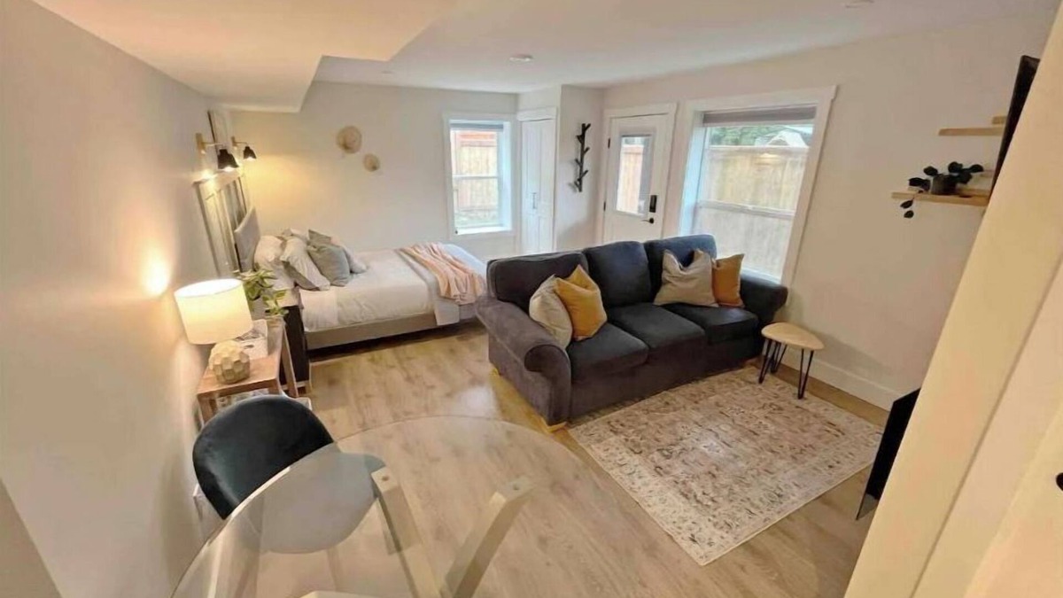 North Cowichan Apartment | Modern studio with soft tub -Ratcliffe Guest Suite
