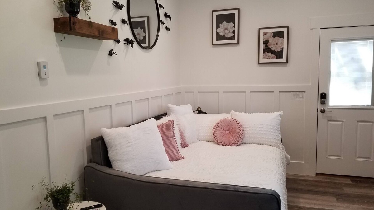 Layton Apartment | Modern Studio with Washer & Dryer