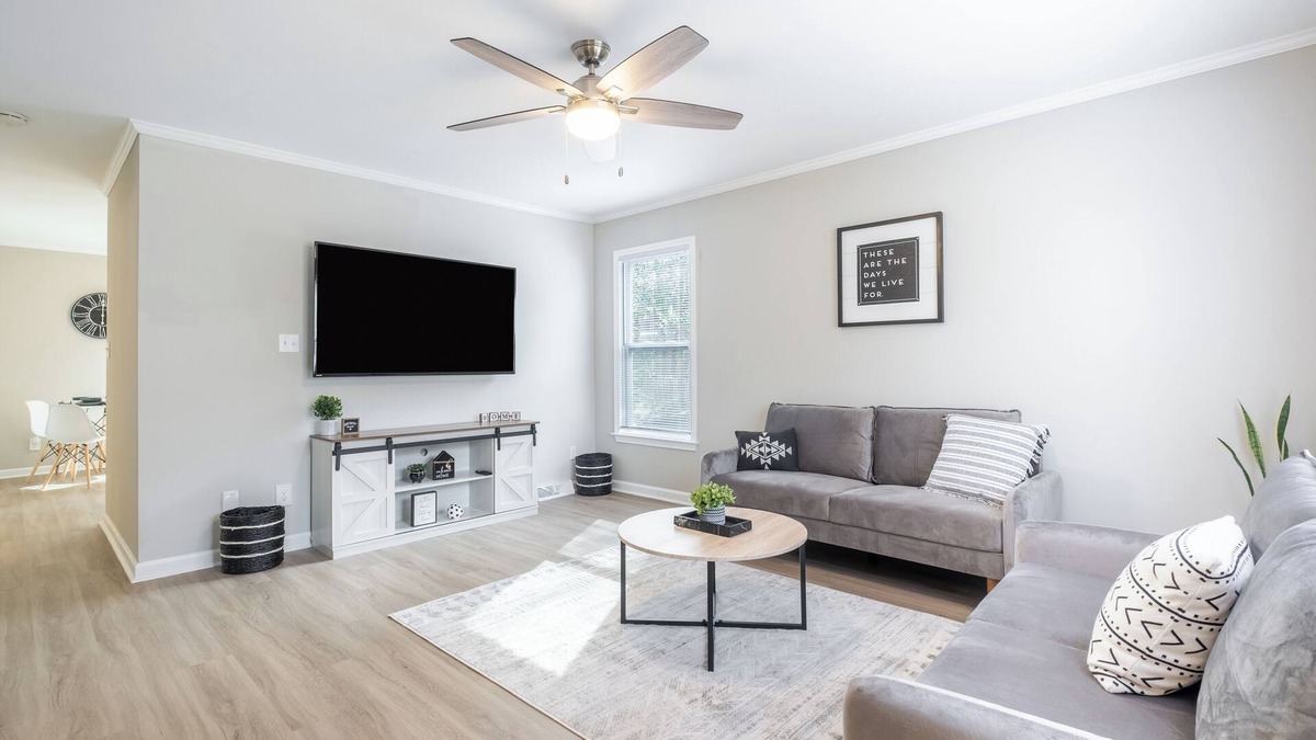 Cotswold House | Modern Stunning Southpark/Cotswold Townhome