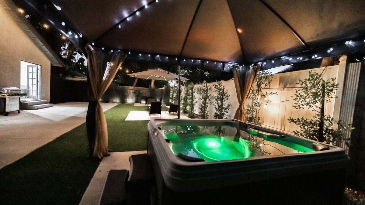 Winnetka House | Modern Style 4-Bedroom Home with Jacuzzi