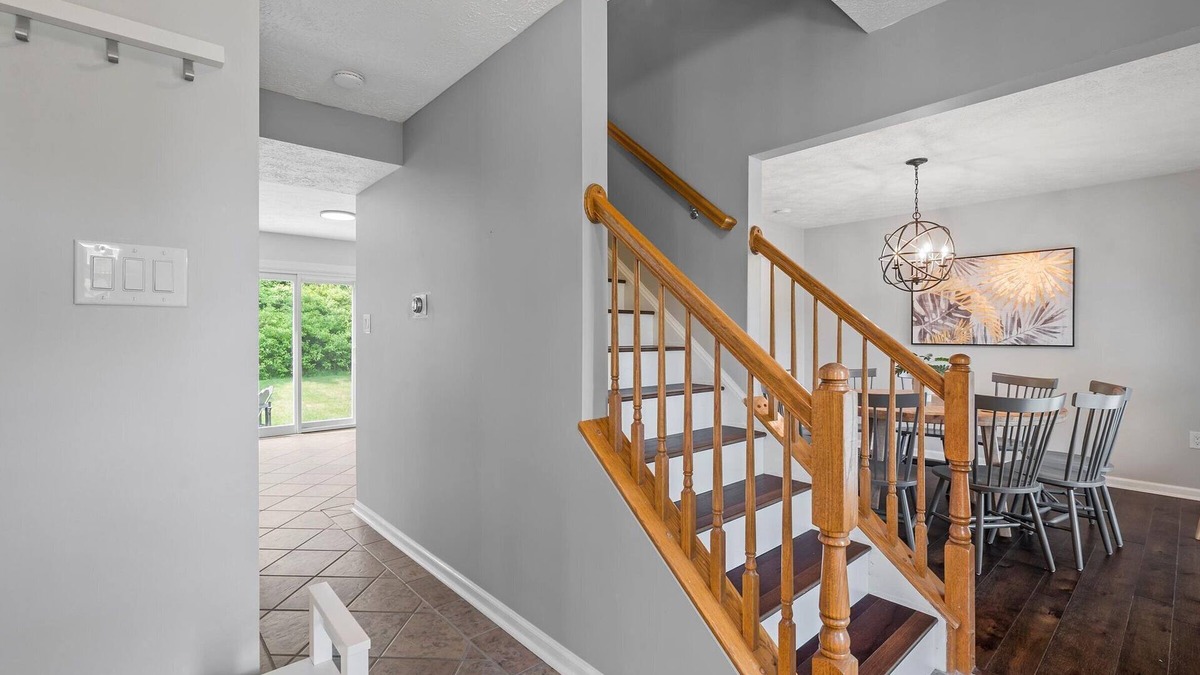 Cranberry Township House | Modern & Stylish 5 Bdr Home in Cranberry/Pittsburg