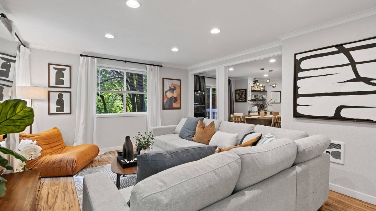Eastgate House | Modern & Stylish Bellevue Basement Suite - Spacious & Cozy Stay Urban Oasis