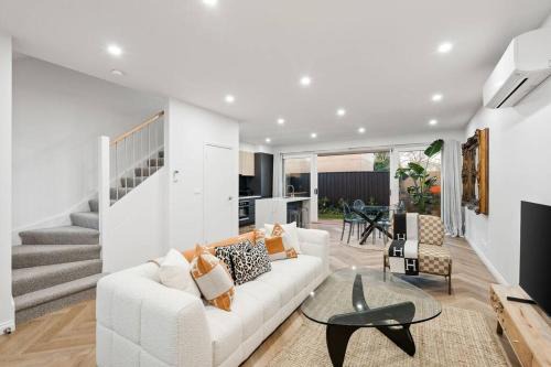 Williamstown House | Modern Stylish Home - Walk to Beach