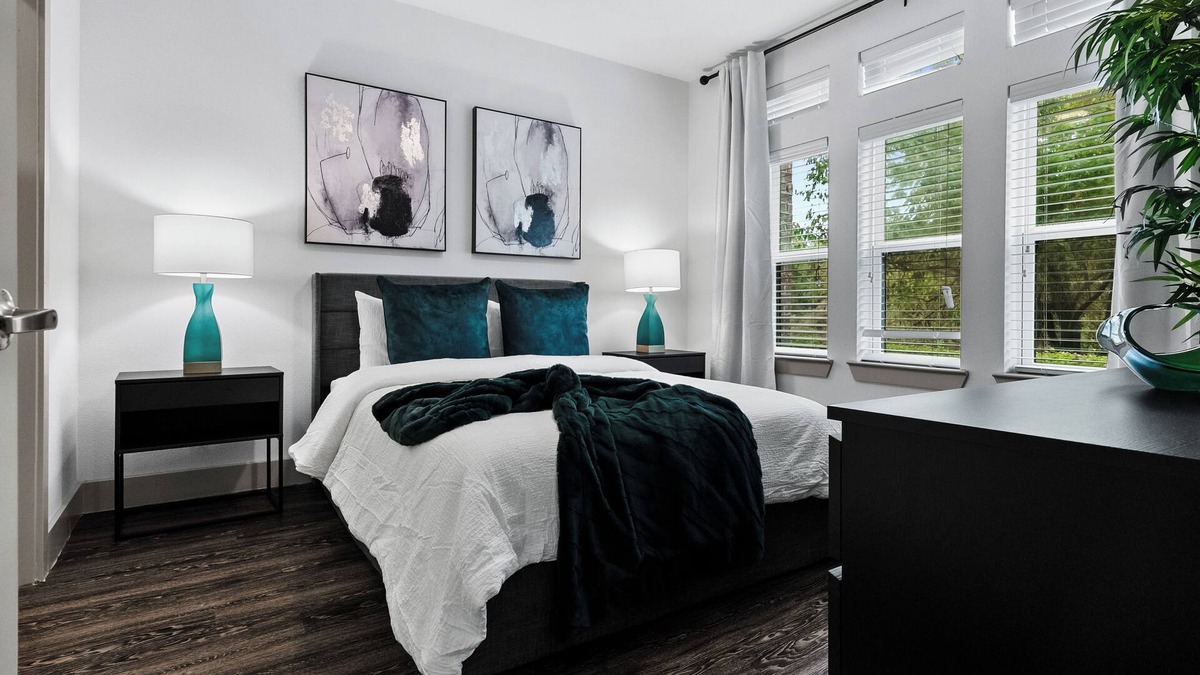 Farmers Branch Apartment | Modern Stylish Suite Luxe Serenity