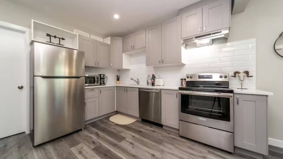 West Edmonton House | Modern Suite - Long Stays - Free Parking - WiFi - NFLX