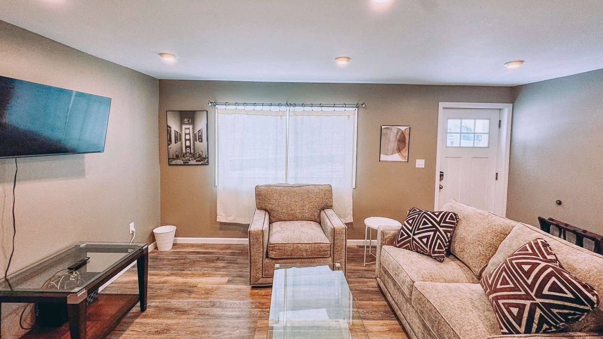 Port Crane Apartment | Modern Suite | Near BU, Hospitals & Downtown | NY