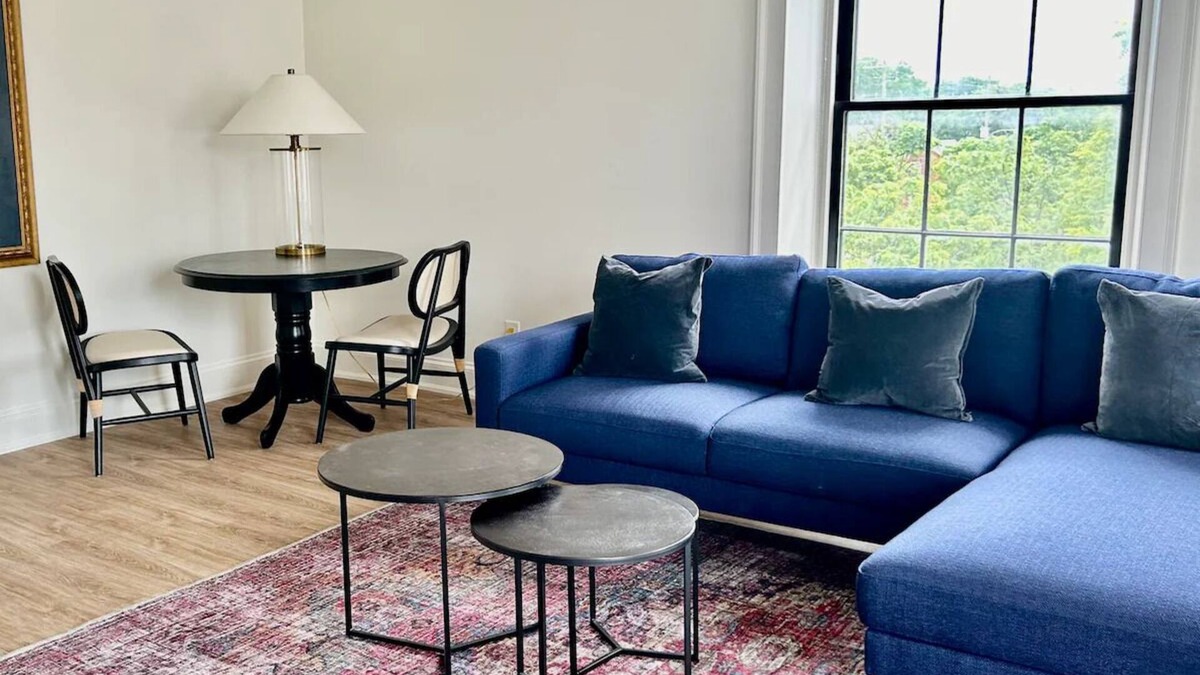 Port Hope Apartment | Modern Suite on the River