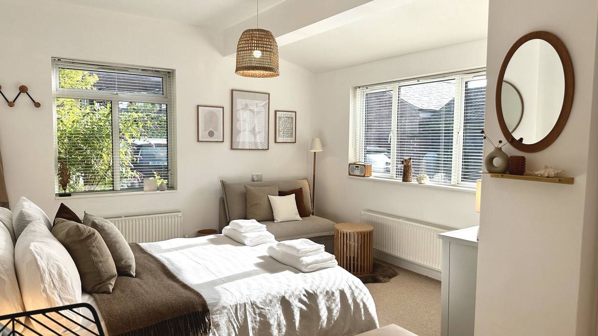 Emsworth Bed & Breakfast | Modern, sumptuous guest suite near the sea with easy parking and close to A3/M27