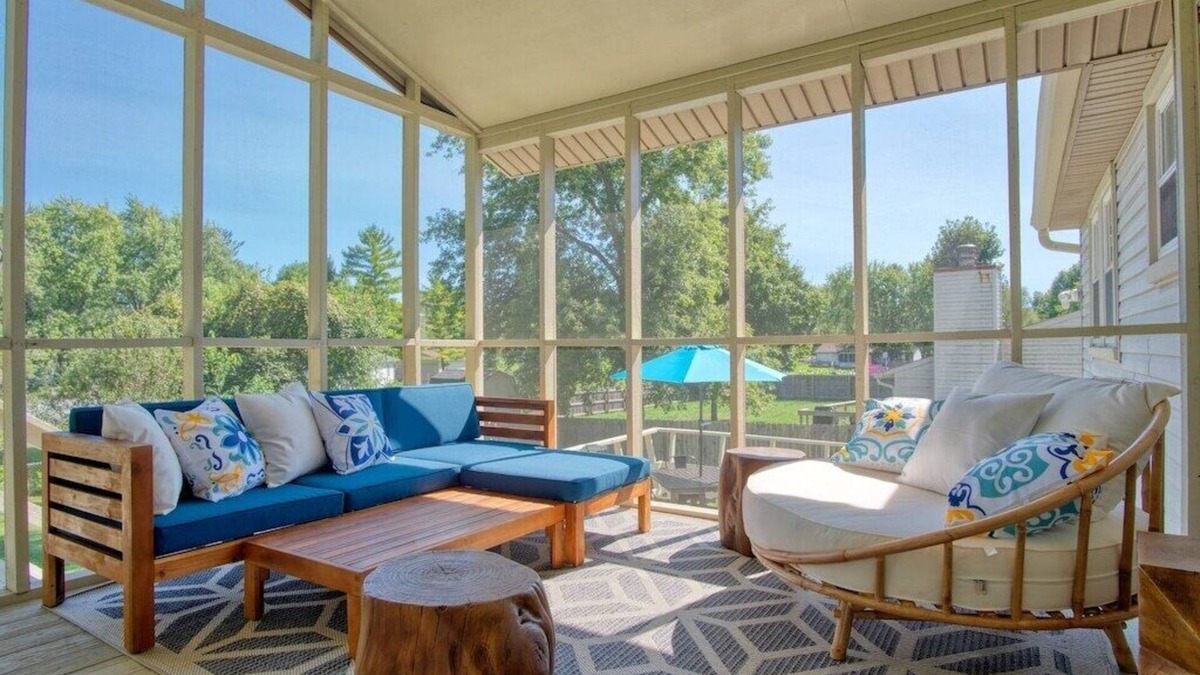 West Newton House | Modern-Sunroom-15min to DwnTwn-Grps-Kids-Firepit