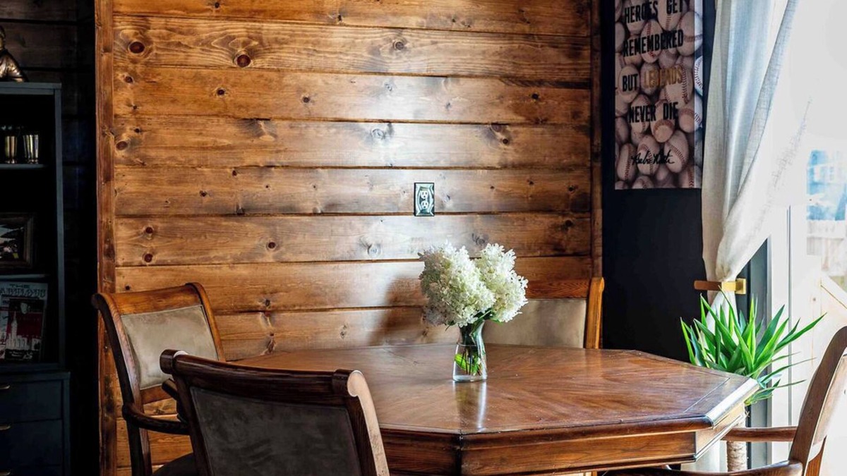 Hough House | Modern Swanky Baseball Home, King Beds, Hot Tub, BBQ Grill, 5 min to Cle Clinic