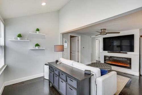 Plymouth House | Modern Terryville Cottage with Deck and Lake View!