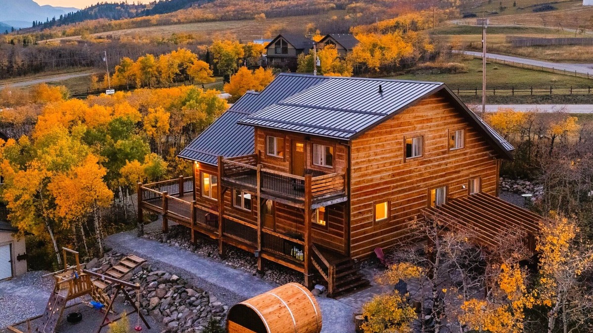 Beaver Mines Cabin | Modern Timber- Hot tub, sauna, theatre, climb wall
