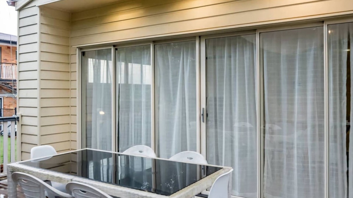 Ashgrove Apartment | Modern Top Floor 2BR With Private Deck