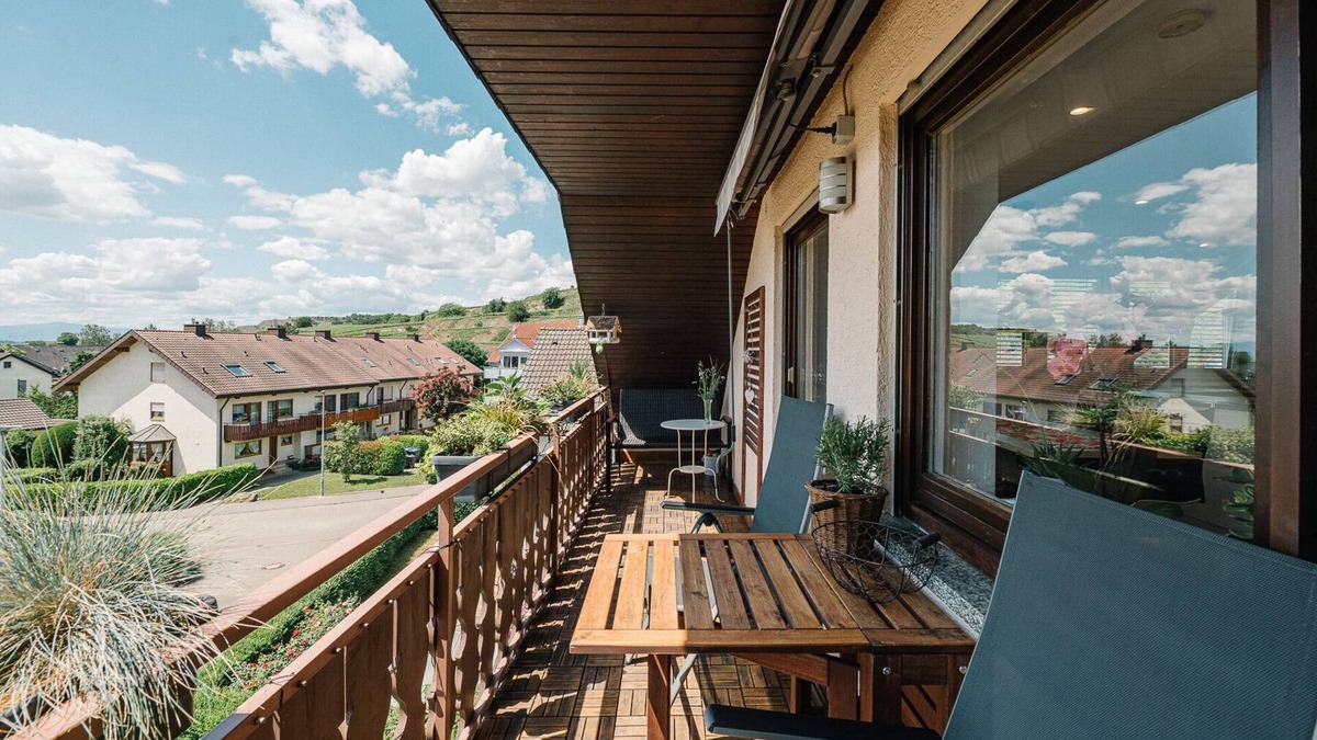 Ihringen Apartment | Modern top-floor apartment with stunning views of the Vosges mountains