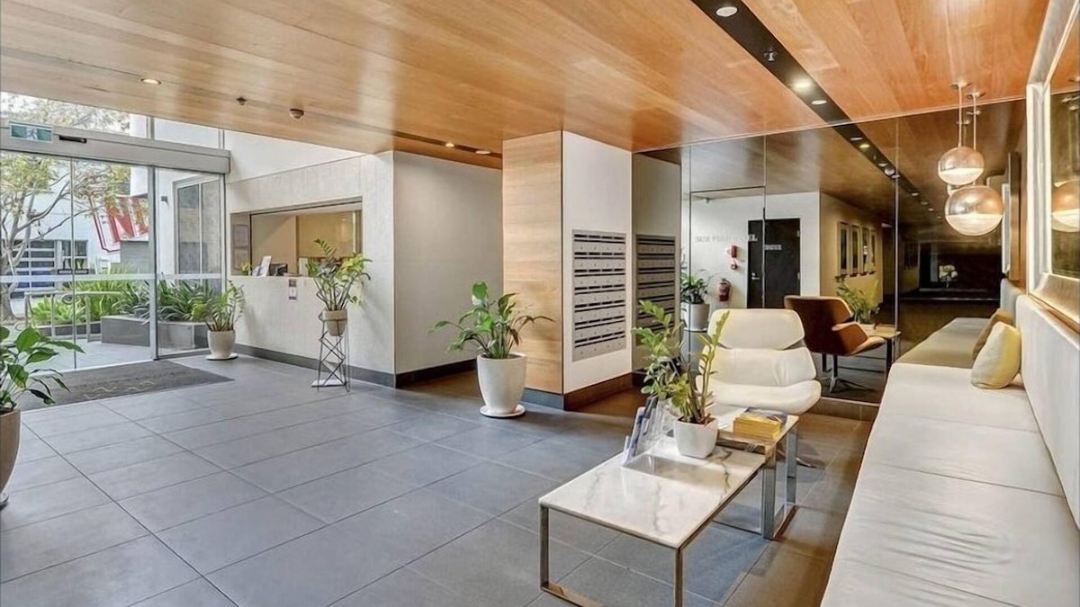 Newstead Apartment | Modern top floor, entire unit with view of the story bridge. Pool and gym.