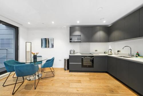 Tower Hill Apartment | Modern Tower Hill Apartment