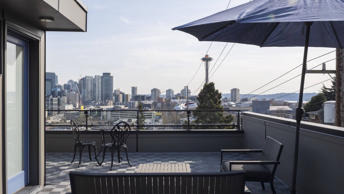 Lower Queen Anne House | Modern Townhome with Space Needle View