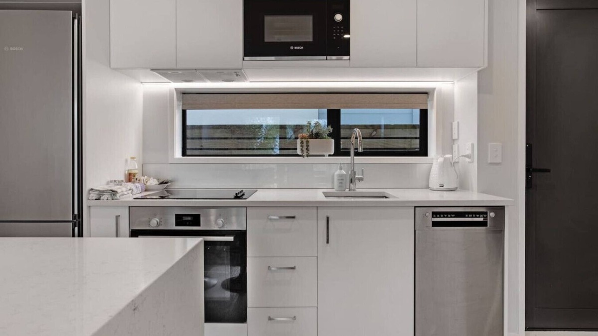 Papatoetoe House | Modern Townhouse close to Airport and Hospital